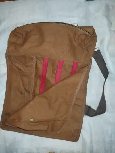 Mochila de lona marrón con detalles rojos - miniatura 1