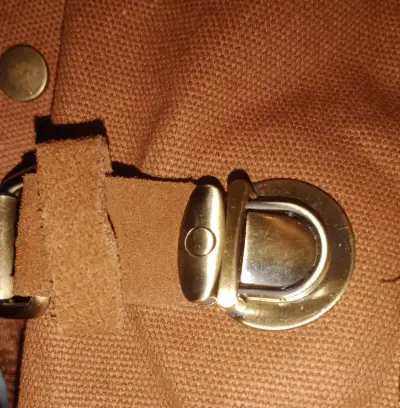 Mochila de lona marrón con detalles rojos - miniatura 2