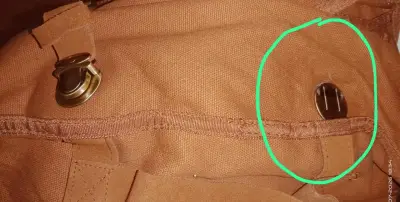 Mochila de lona marrón con detalles rojos - miniatura 3