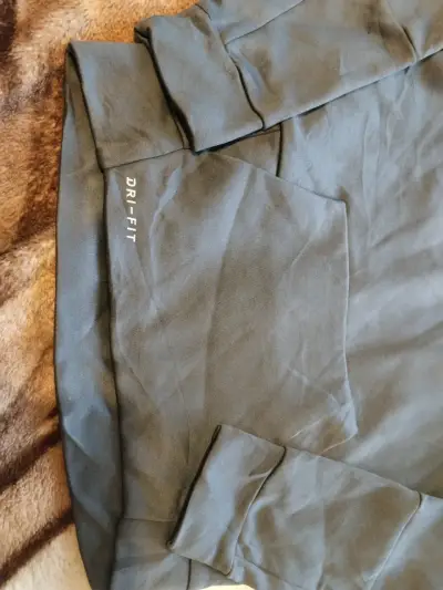 Polerón con capucha Nike Dri-FIT gris - miniatura 3