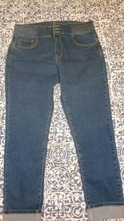 Jeans azul con detalles de tachas para mujer - miniatura 1