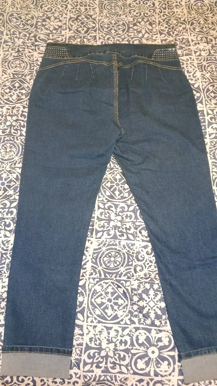 Jeans azul con detalles de tachas para mujer - 2