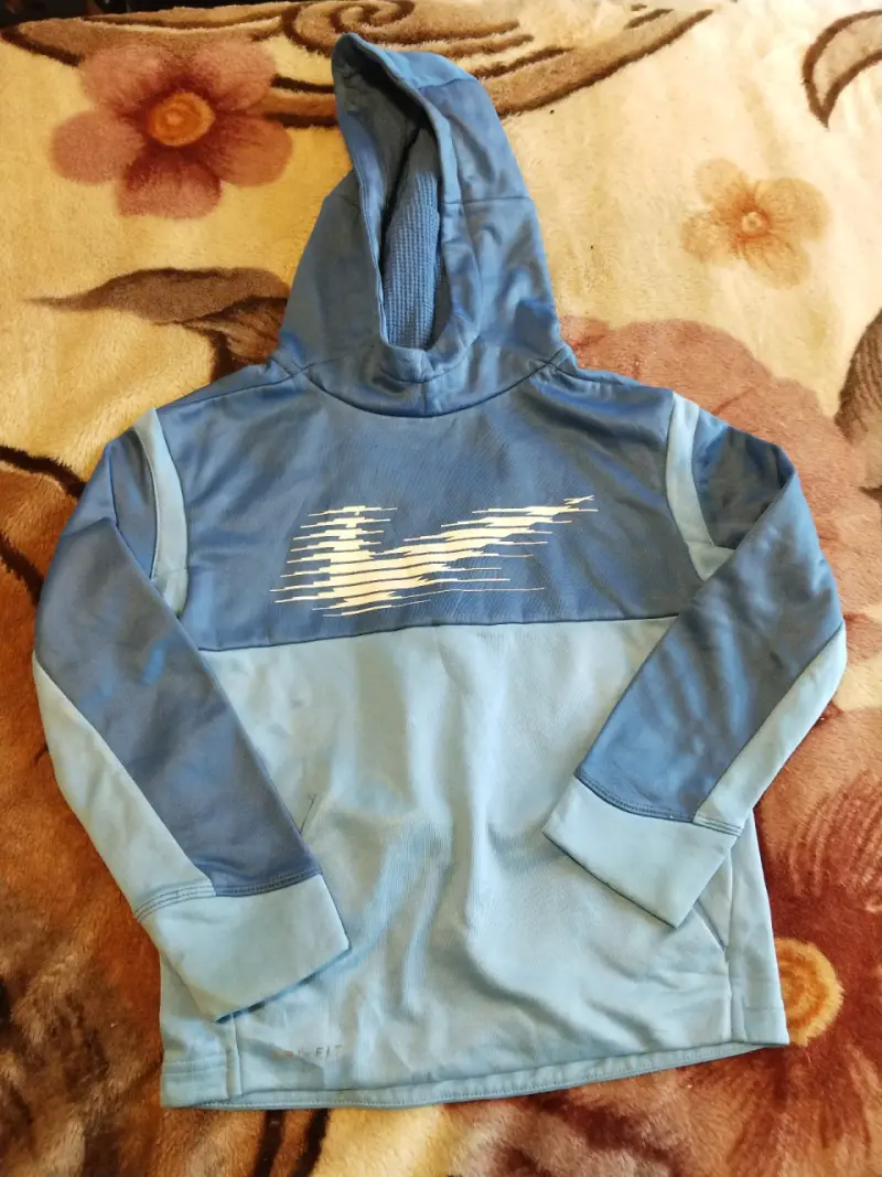 Polerón deportivo celeste con capucha para niño - 1
