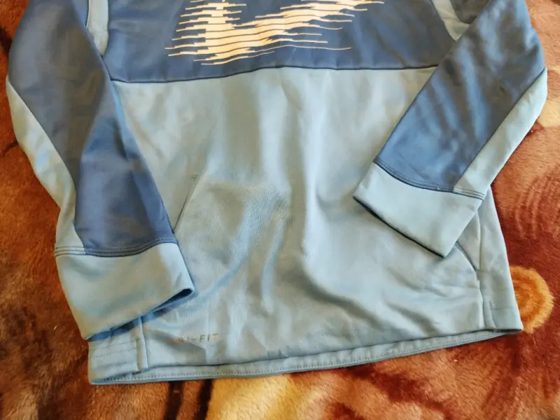 Polerón deportivo celeste con capucha para niño - 2