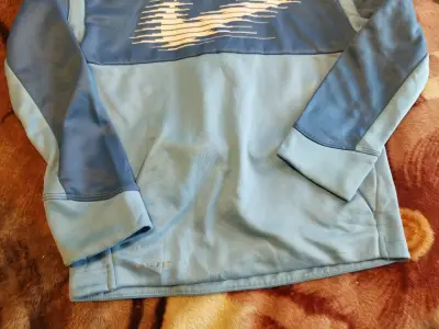 Polerón deportivo celeste con capucha para niño - miniatura 2