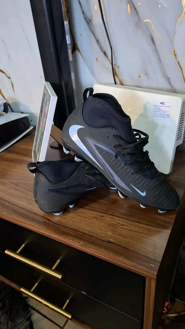 Botines de fútbol Nike negros con logo - 1