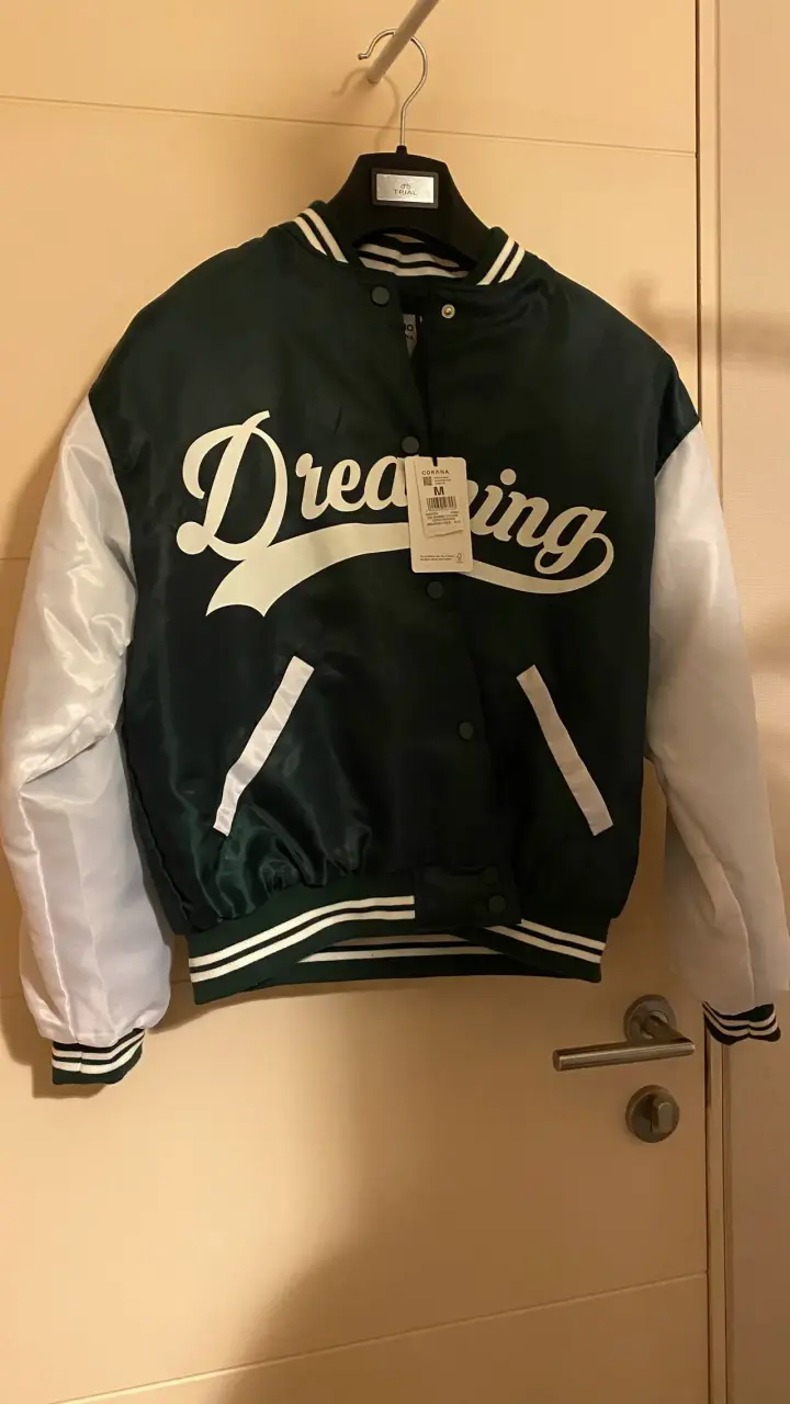 Chaqueta estilo varsity verde y blanca 'Dreaming' - 1