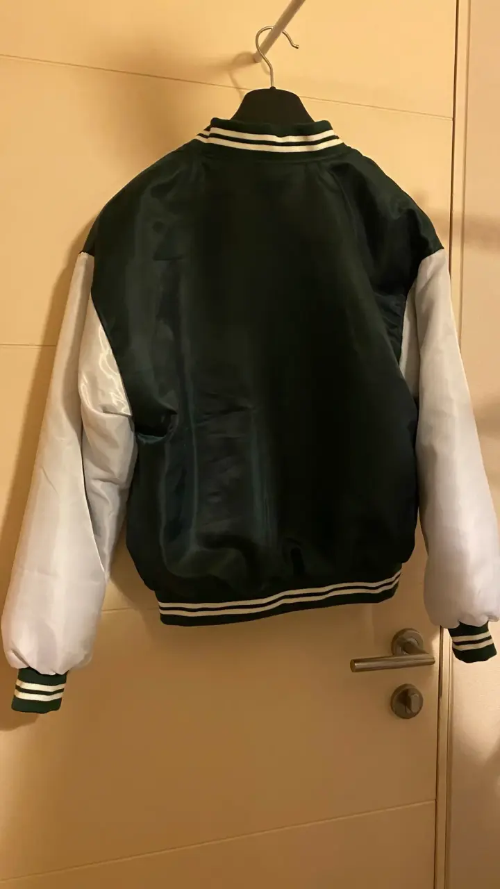 Chaqueta estilo varsity verde y blanca 'Dreaming' - 2