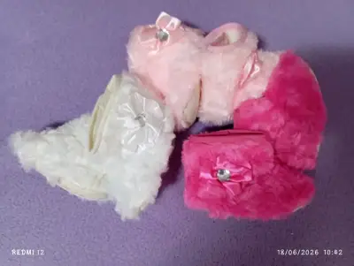 Botitas de peluche para bebé en varios colores - miniatura 2