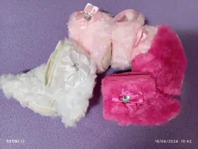 Botitas de peluche para bebé en varios colores - miniatura 3