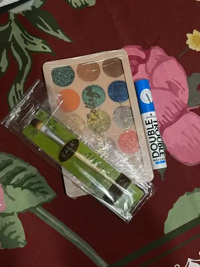 2 Set de maquillaje con sombras y máscara - miniatura 1