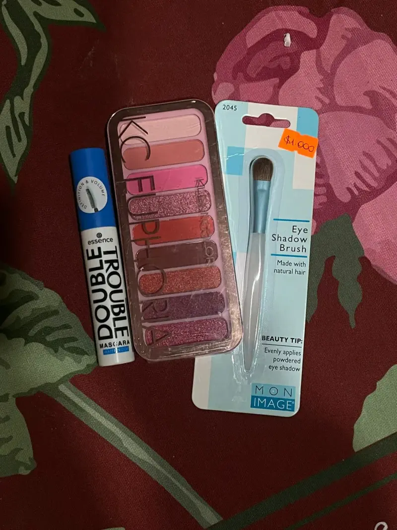 2 Set de maquillaje con sombras y máscara - 2