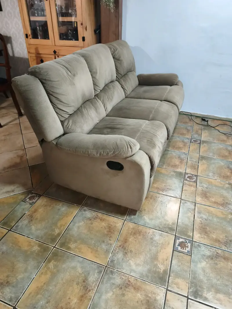 Sofá reclinable de tela beige en buen estado - 1