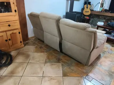 Sofá reclinable de tela beige en buen estado - miniatura 3