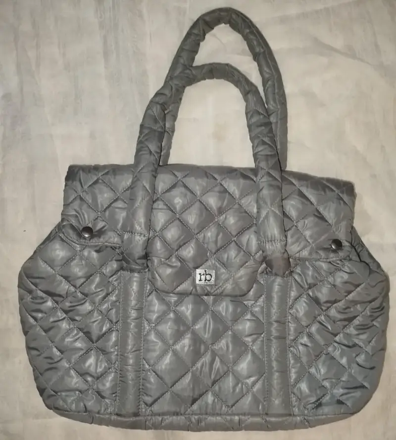 Bolso acolchado gris con asas largas