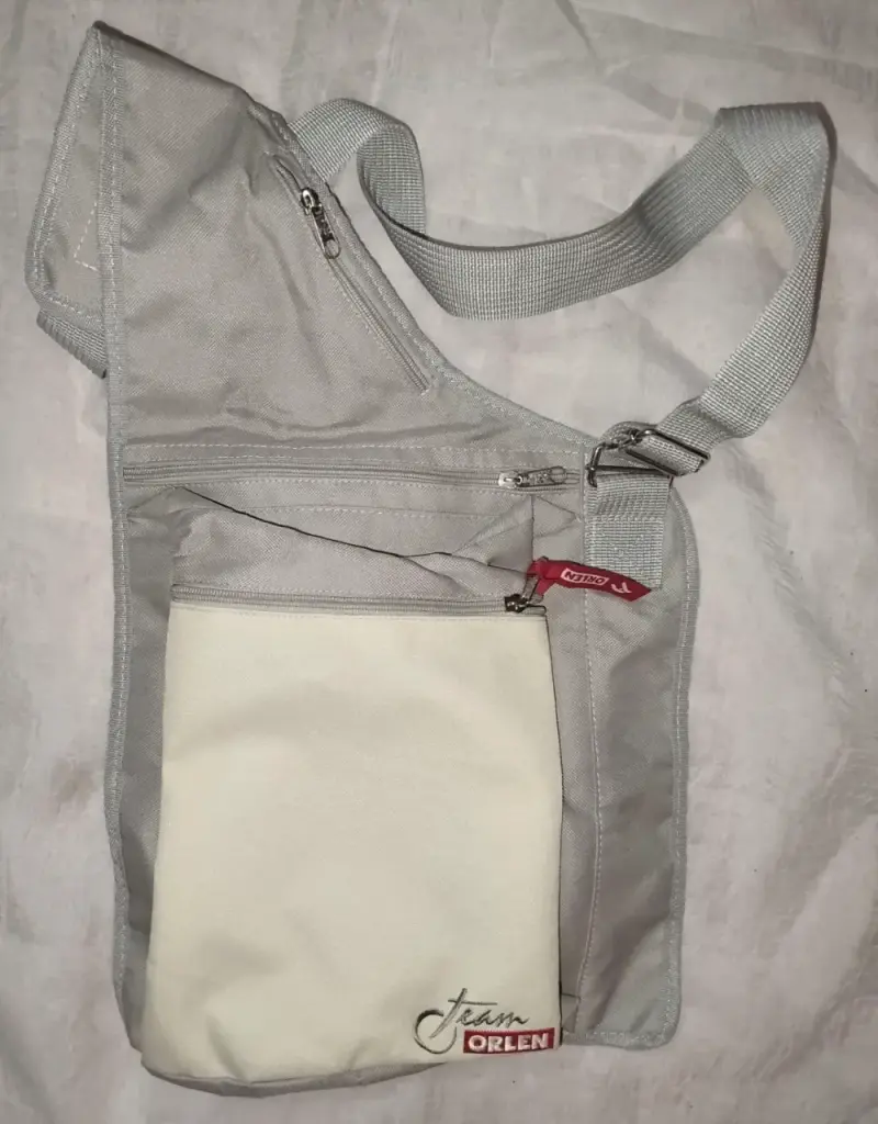 Bandolera gris y blanca Team Orlen con múltiples bolsillos