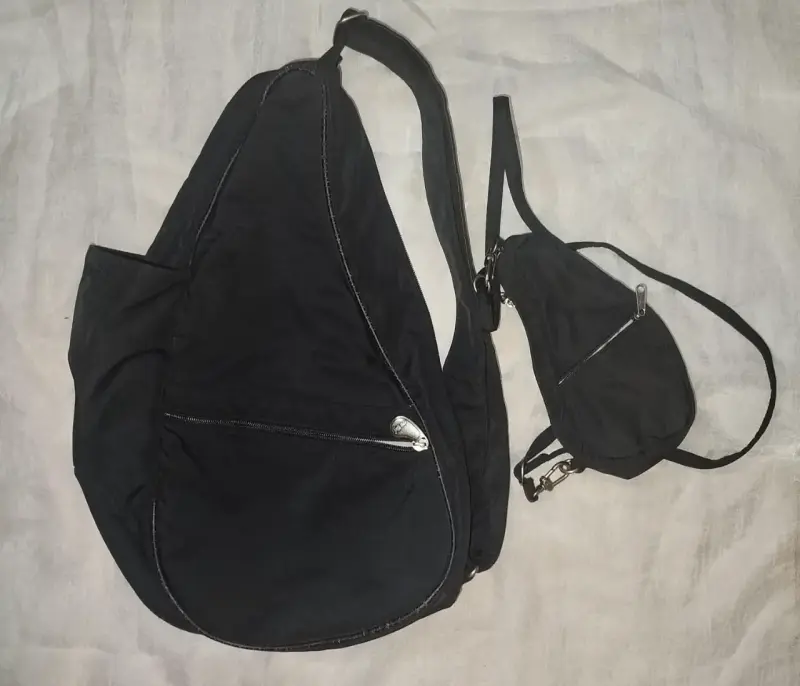 Mochila bandolera negra con bolso adicional