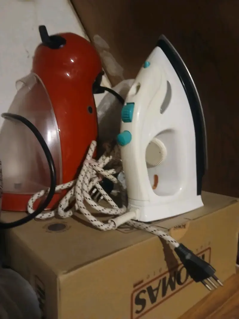 Plancha de vapor y cafetera eléctrica roja