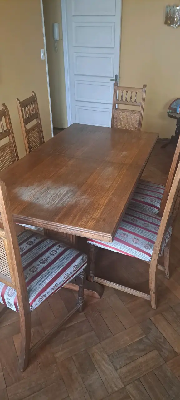 Mesa de comedor de madera con sillas