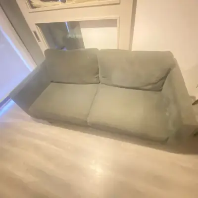Sofá esquinero de tela verde oscuro en buen estado - miniatura 2