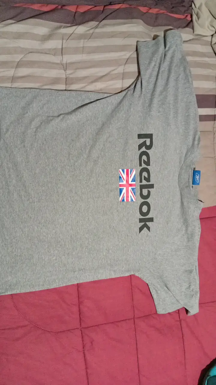 Polera gris Reebok con bandera británica