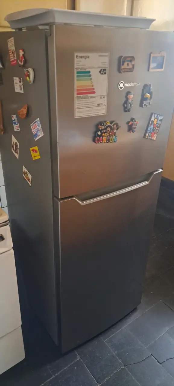 Refrigerador Mademsa de dos puertas en buen estado