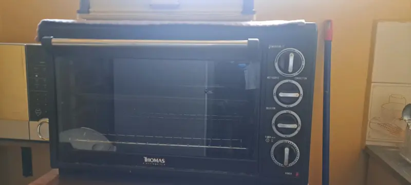 Horno eléctrico Thomas con convección y rostizador