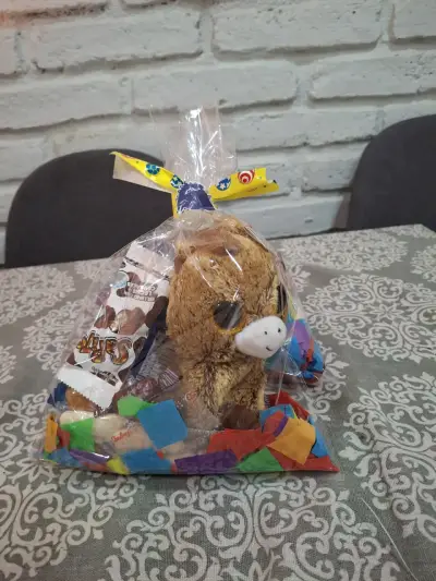 Peluches con dulces en bolsa de regalo - miniatura 5