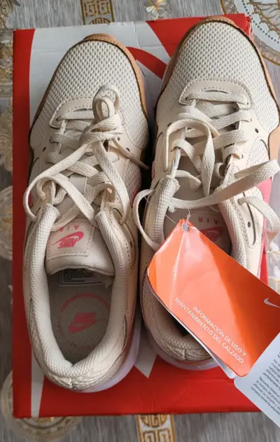 Zapatillas Nike Air Max beige y rosado - miniatura 1