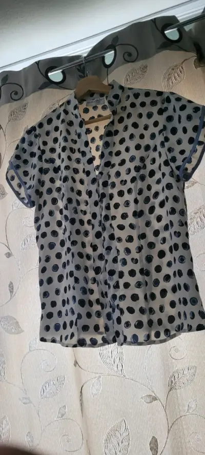 Blusa de mujer con diseño de lunares Berkovich - miniatura 1