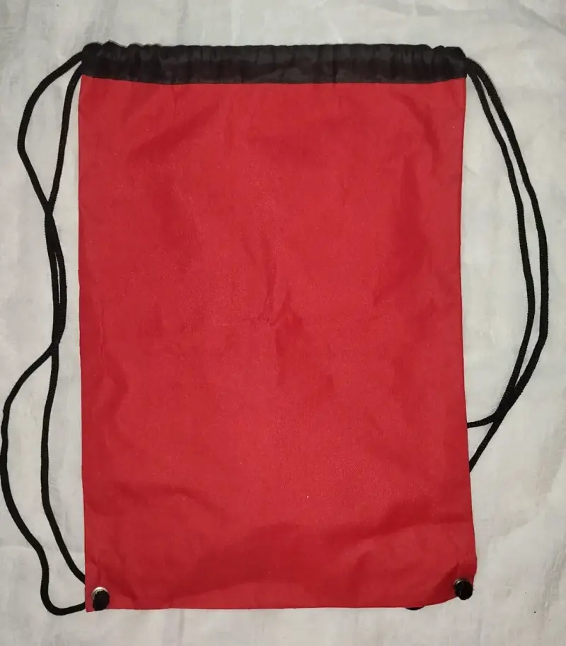 Mochila saco roja con cordones ajustables