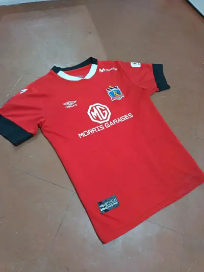 Camiseta de fútbol Colo Colo Umbro roja talla 14 - miniatura 1