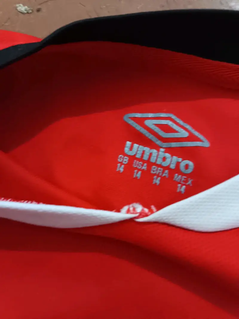 Camiseta de fútbol Colo Colo Umbro roja talla 14 - 2