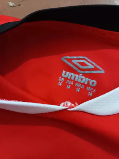 Camiseta de fútbol Colo Colo Umbro roja talla 14 - miniatura 2