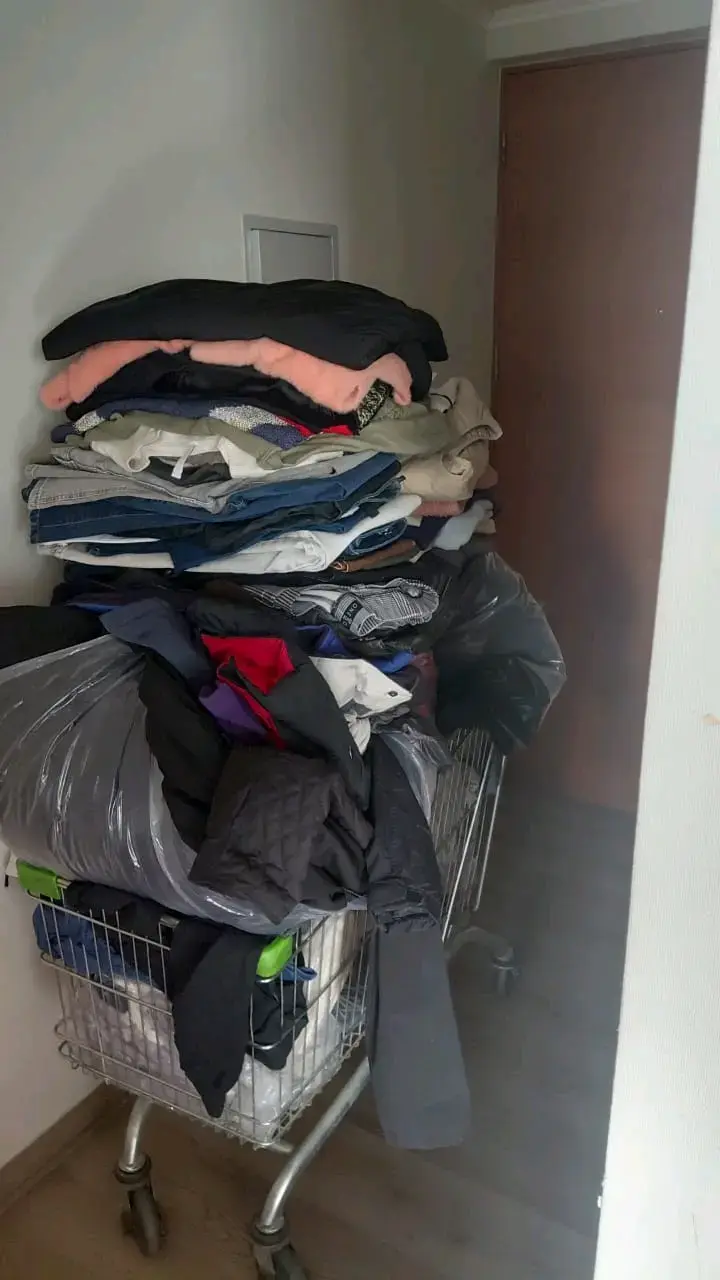 Lote de ropa variada para mujer y hombre - 1