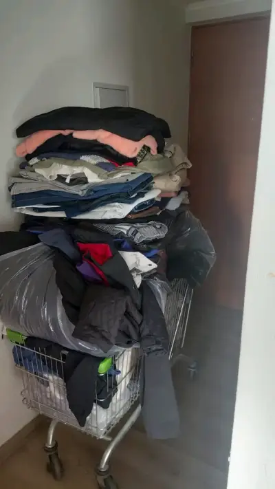 Lote de ropa variada para mujer y hombre - miniatura 1
