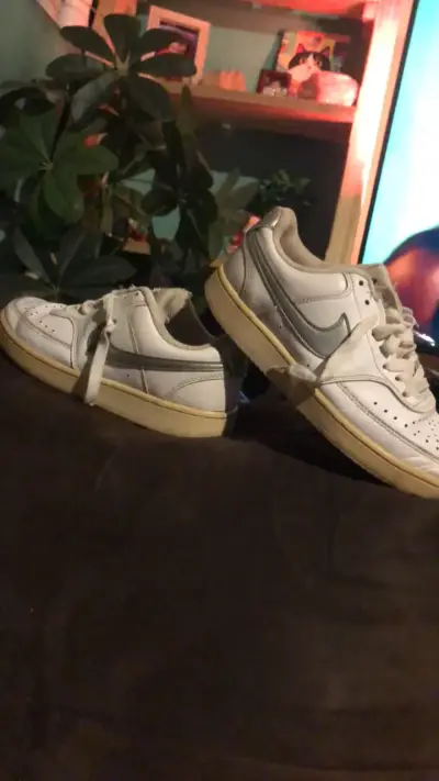 Zapatillas deportivas blancas con detalles grises - miniatura 1