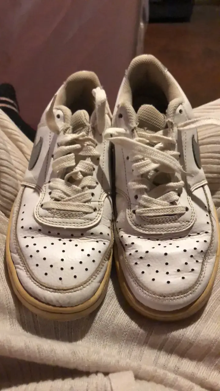Zapatillas deportivas blancas con detalles grises - 2