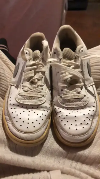 Zapatillas deportivas blancas con detalles grises - miniatura 2
