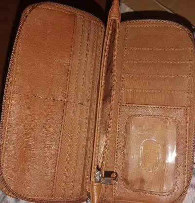 Billetera de Ecocuero marrón con cierre - miniatura 2