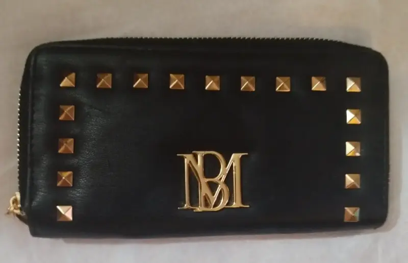 Billetera negra con tachas doradas
