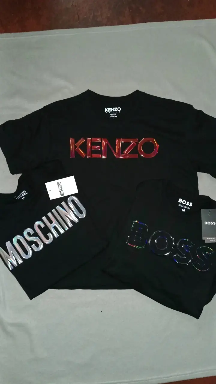 Polera negra Kenzo con logo holográfico
