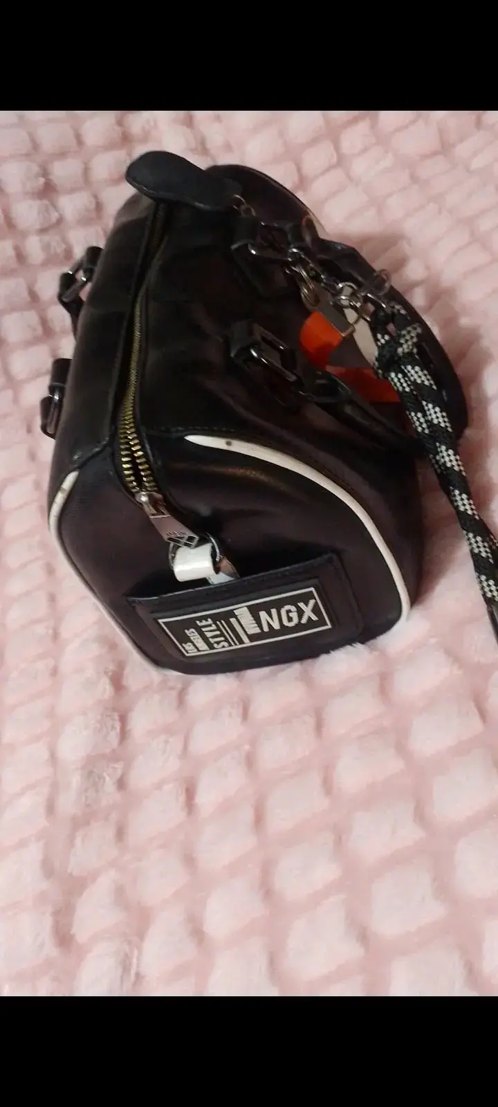 Bolso negro estilo NGX con detalles blancos - 1