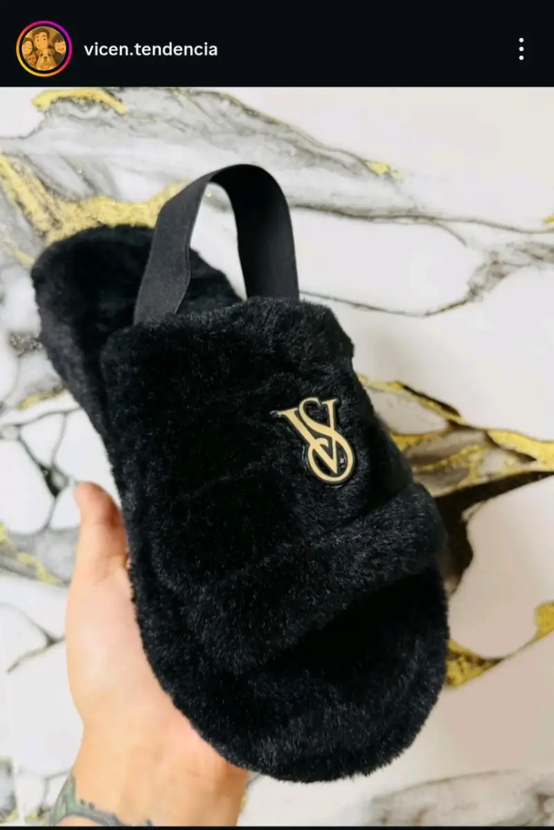 Pantuflas de felpa negras con logo dorado