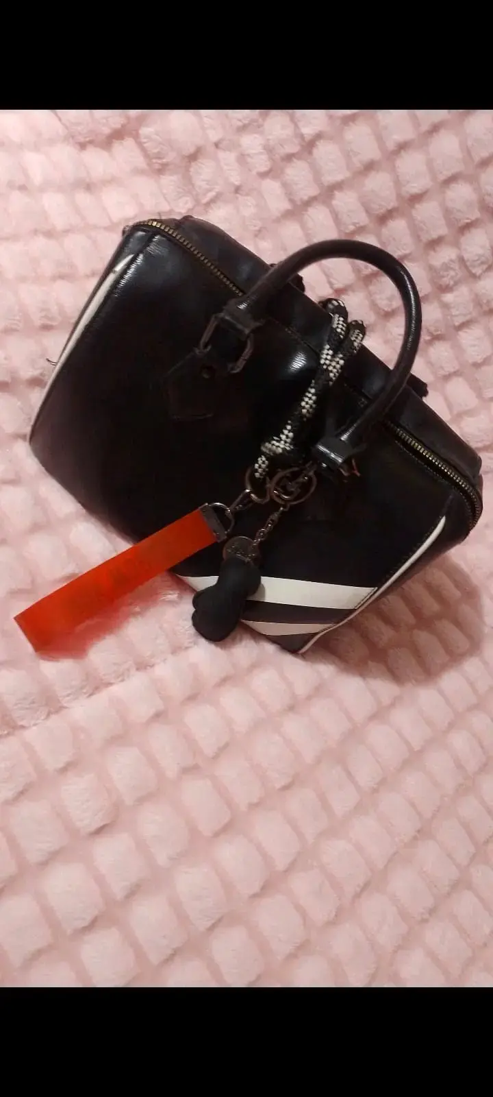 Bolso negro estilo NGX con detalles blancos - 2