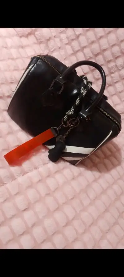 Bolso negro estilo NGX con detalles blancos - miniatura 2