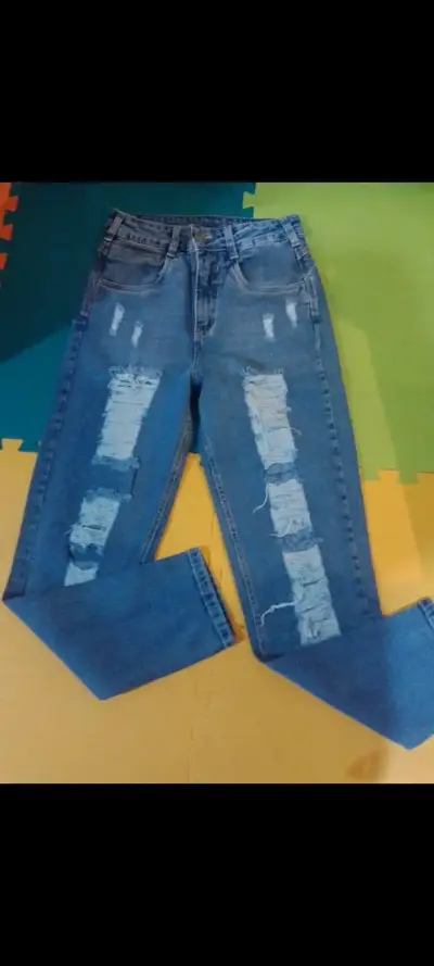 Jeans de mezclilla con diseño desgastado - miniatura 1