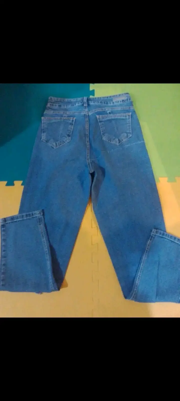 Jeans de mezclilla con diseño desgastado - 2