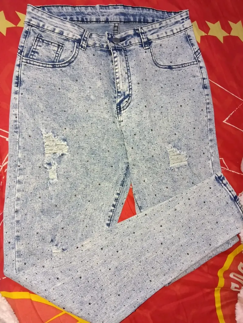 Jeans de mujer con diseño desgastado y tachuelas - 1