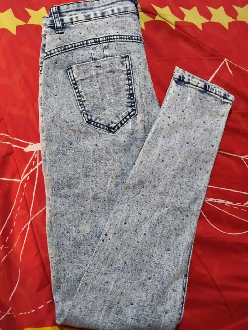 Jeans de mujer con diseño desgastado y tachuelas - 2